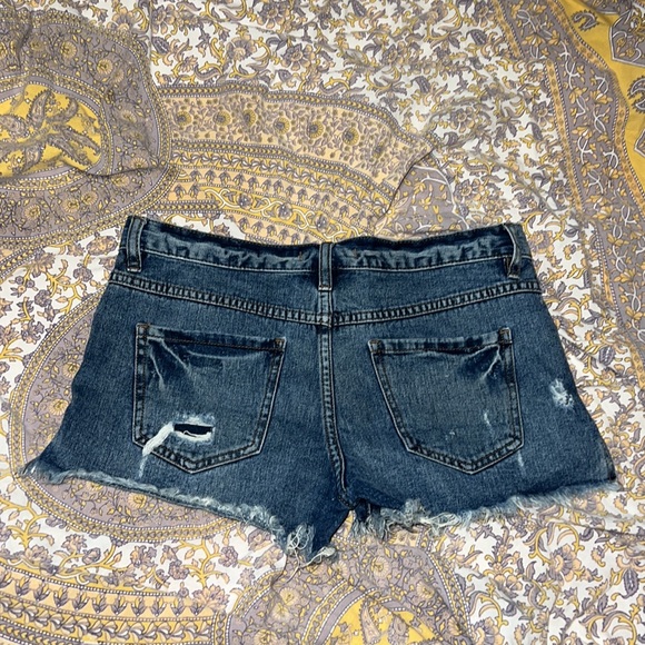 Free People Button Front Denim Cutoff Boyfriend Shorts Size 26 - Picture 2 of 9
